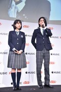 左から松本穂香、中川大志。