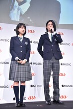 左から松本穂香、中川大志。