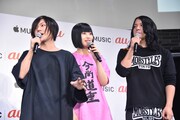 音楽について熱弁をふるうこやまたくや（左）。