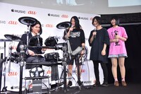 細杉くんのドラムプレイを見守るヤバイTシャツ屋さん。