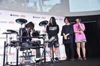 細杉くんのドラムプレイを見守るヤバイTシャツ屋さん。