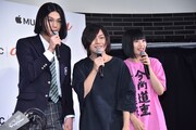 「ヤバイTシャツ屋さんです」と自己紹介してみせた中川大志演じる細杉くん、こやまたくや（G, Vo / ヤバイTシャツ屋さん）、しばたありぼぼ（B, Vo / ヤバイTシャツ屋さん）。