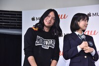 左からもりもりもと（Dr, Cho / ヤバイTシャツ屋さん）と松本穂香。