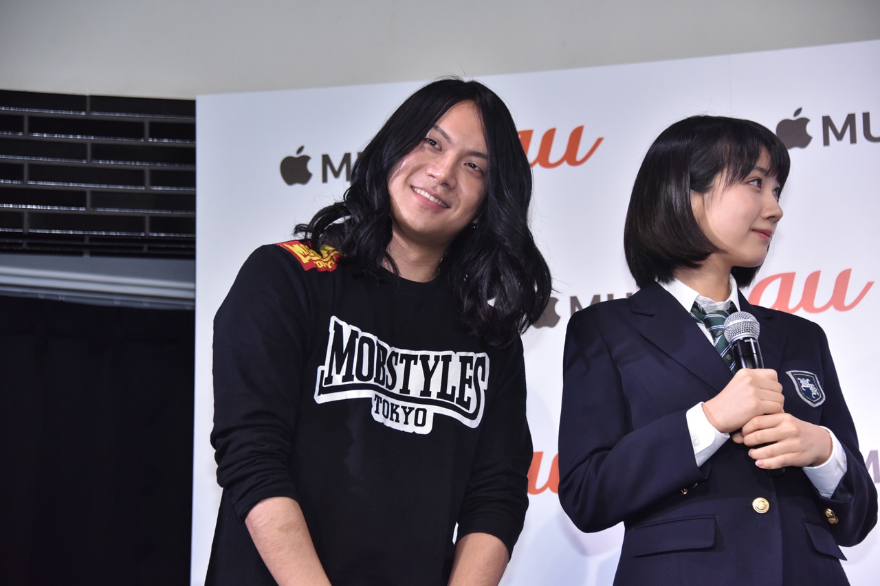左からもりもりもと（Dr, Cho / ヤバイTシャツ屋さん）と松本穂香。