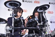 松本穂香にドラムをレクチャーするもりもりもと（Dr, Cho / ヤバイTシャツ屋さん）。