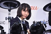 ドラムに挑戦する松本さん。