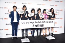 左からKDDI株式会社 コンシューママーケティング1部長 松田浩路氏、中川大志、松本穂香、ヤバイTシャツ屋さん。