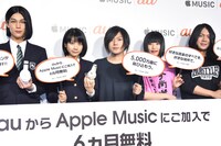 左から中川大志、松本穂香、ヤバイTシャツ屋さん。