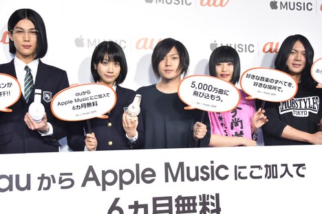 左から中川大志、松本穂香、ヤバイTシャツ屋さん。