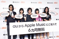 左から中川大志、松本穂香、ヤバイTシャツ屋さん。