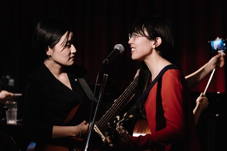 左からイ・ラン、柴田聡子。