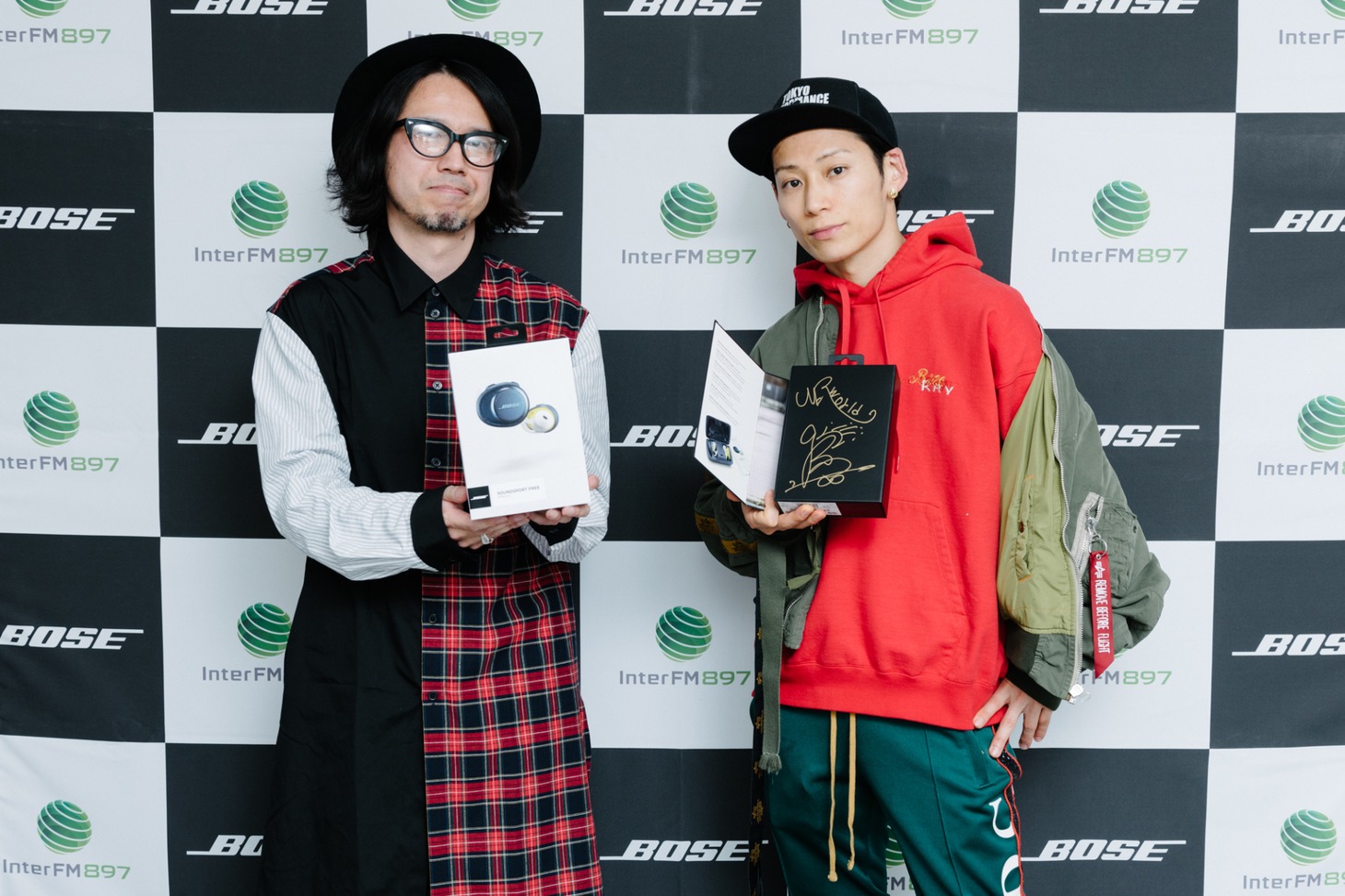 左からジョー横溝、TAKUYA∞（UVERworld）。