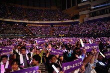 乃木坂46を歓迎する台湾のファンたち。