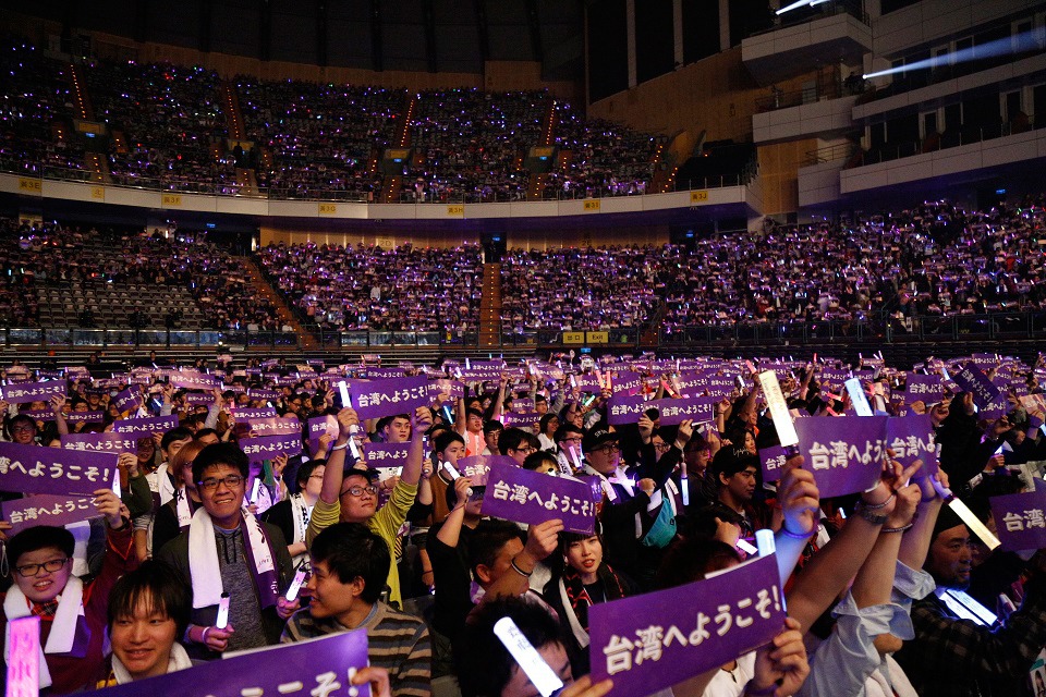乃木坂46を歓迎する台湾のファンたち。