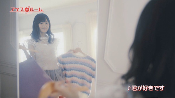 服を選ぶ小倉唯。