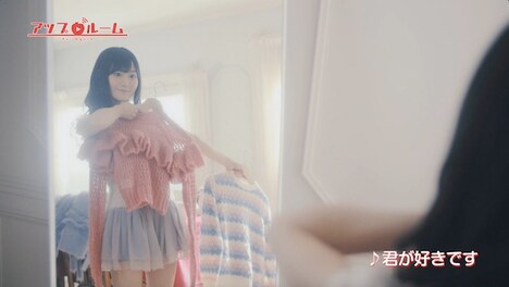 服を選ぶ小倉唯。