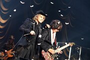 人気画像5位は「HYDE和歌山バースデーコンサートをKenがサプライズで祝福『僕の人生に悔いはない』」より、左からHYDE、Ken。(撮影:岡田貴之)