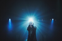 ぼくのりりっくのぼうよみ「葬式」の様子。（撮影：川崎龍弥）