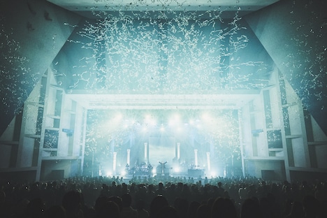 ぼくのりりっくのぼうよみ「葬式」の様子。（撮影：川崎龍弥）