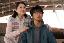 左から松坂慶子、TAKAHIRO。(c)2019「僕に、会いたかった」製作委員会