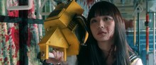 「血まみれスケバンチェーンソーRED」特報映像のワンシーン。 (c)2019三家本礼・KADOKAWA刊 / うぐいす学園3年A組