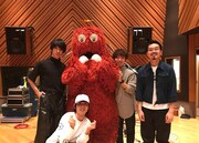 スタジオでレコーディング中のOKAMOTO'Sと、応援に駆けつけたムック。