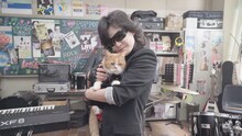 CM撮影時の様子。ふてニャンを抱いたToshl。