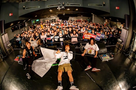 SWANKY DANK「WHITE FLAGS TOUR 2018～2019」東京・TSUTAYA O-WEST公演の様子。（Photo by TAKASHI KONUMA）