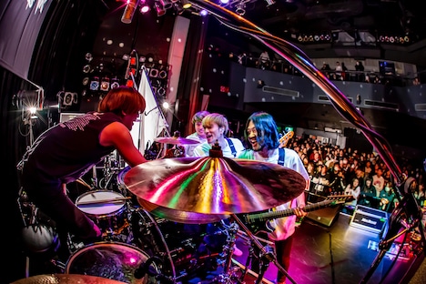 SWANKY DANK「WHITE FLAGS TOUR 2018～2019」東京・TSUTAYA O-WEST公演の様子。（Photo by TAKASHI KONUMA）