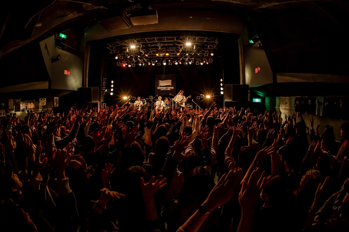 SWANKY DANK「WHITE FLAGS TOUR 2018～2019」東京・TSUTAYA O-WEST公演の様子。（Photo by TAKASHI KONUMA）