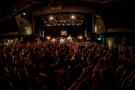 SWANKY DANK「WHITE FLAGS TOUR 2018～2019」東京・TSUTAYA O-WEST公演の様子。（Photo by TAKASHI KONUMA）