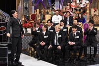 MCの有吉弘行とSOLIDEMO。 (c)日本テレビ