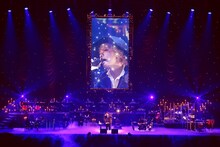 「HYDE ACOUSTIC CONCERT 2019 黒ミサ BIRTHDAY」の様子。