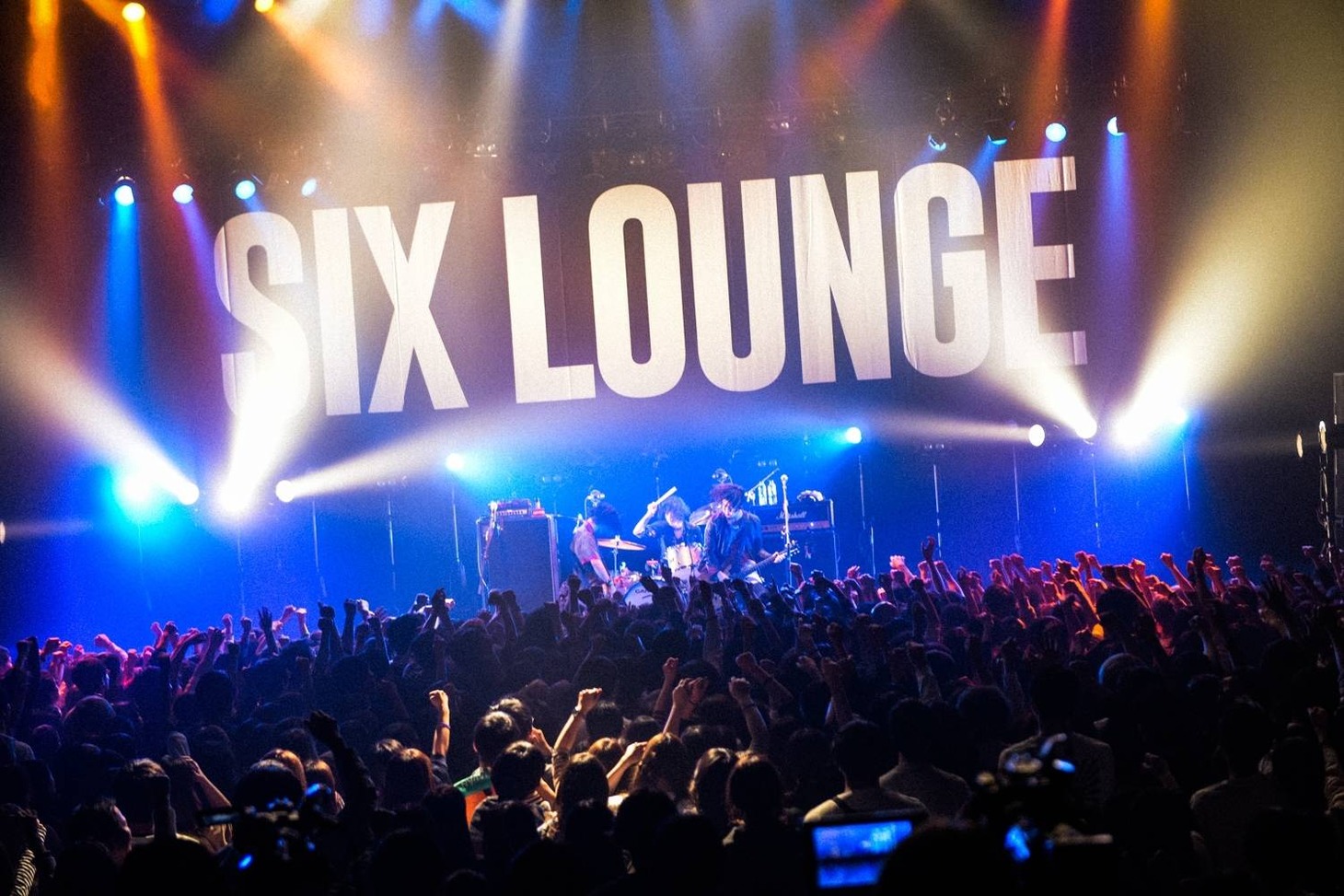 「SIX LOUNGE ONEMAN TOUR "LOVE" 2018～2019」東京・マイナビBLITZ赤坂公演の様子。（撮影：夏目圭一郎）