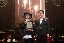 左からHYDE、尾花正啓和歌山市長。