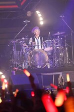 IWASAKI（Dr）（撮影：柴田恵理）