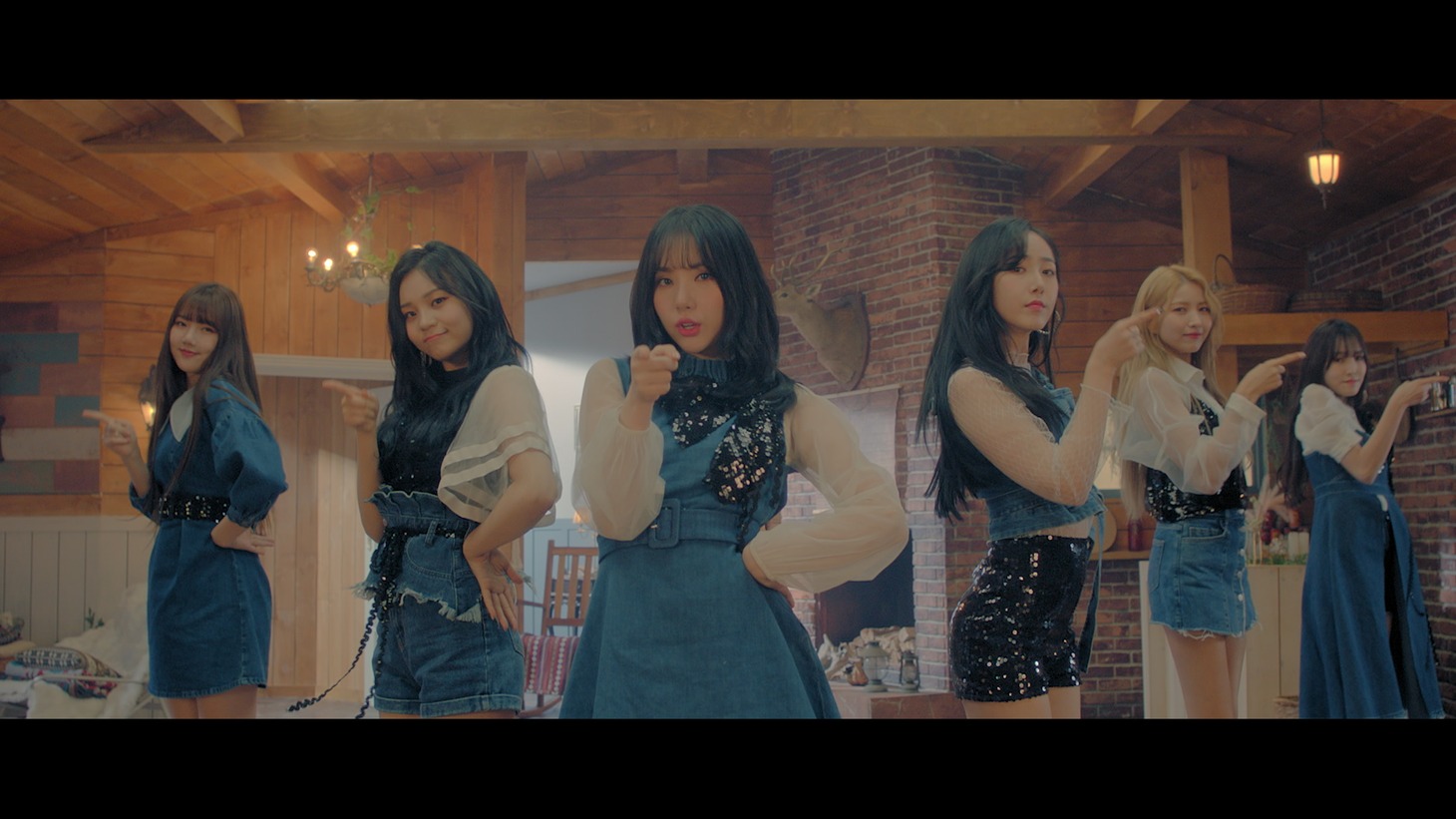 GFRIEND「SUNRISE -JP ver.-」ミュージックビデオのワンシーン。