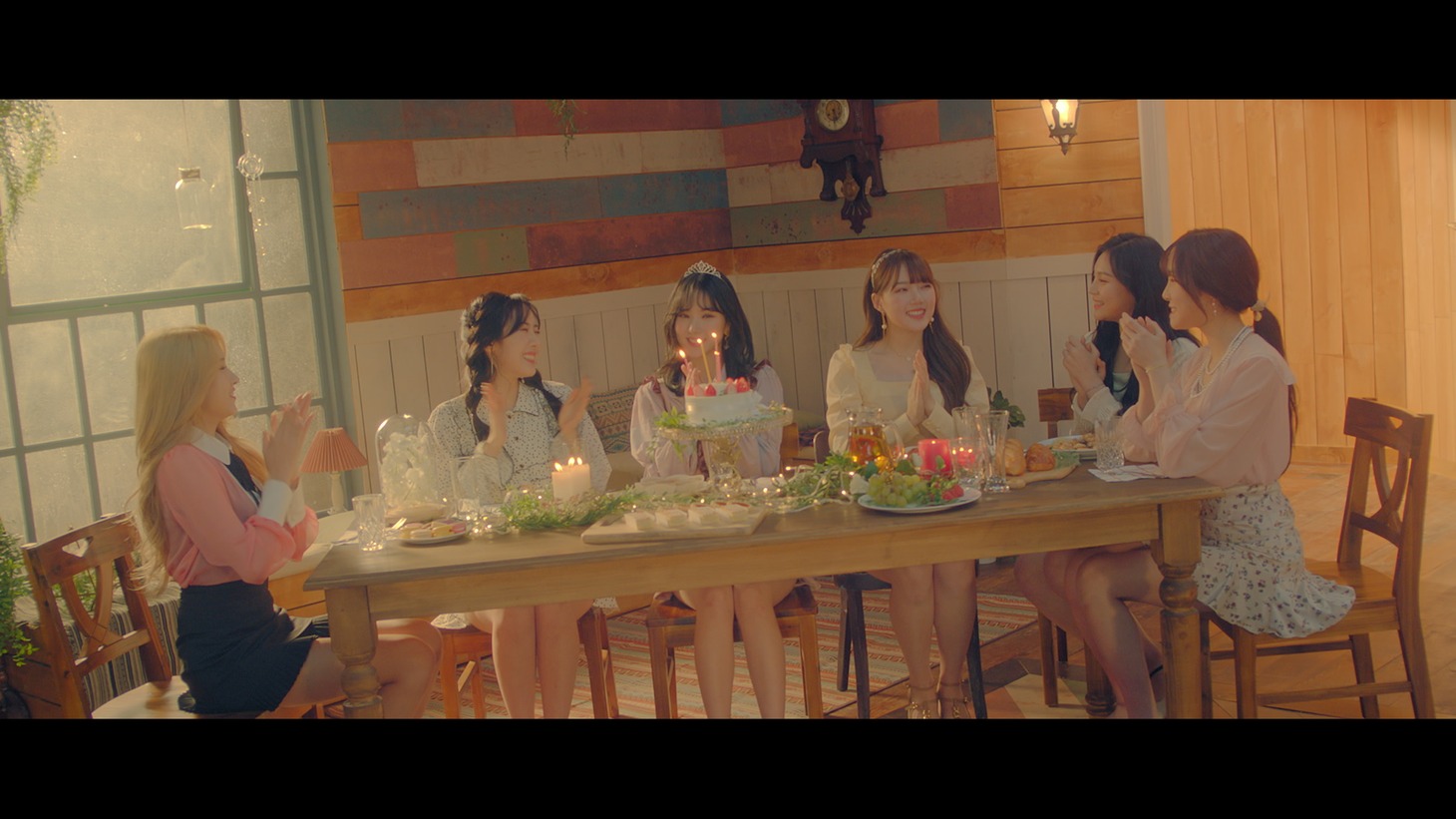 GFRIEND「SUNRISE -JP ver.-」ミュージックビデオのワンシーン。