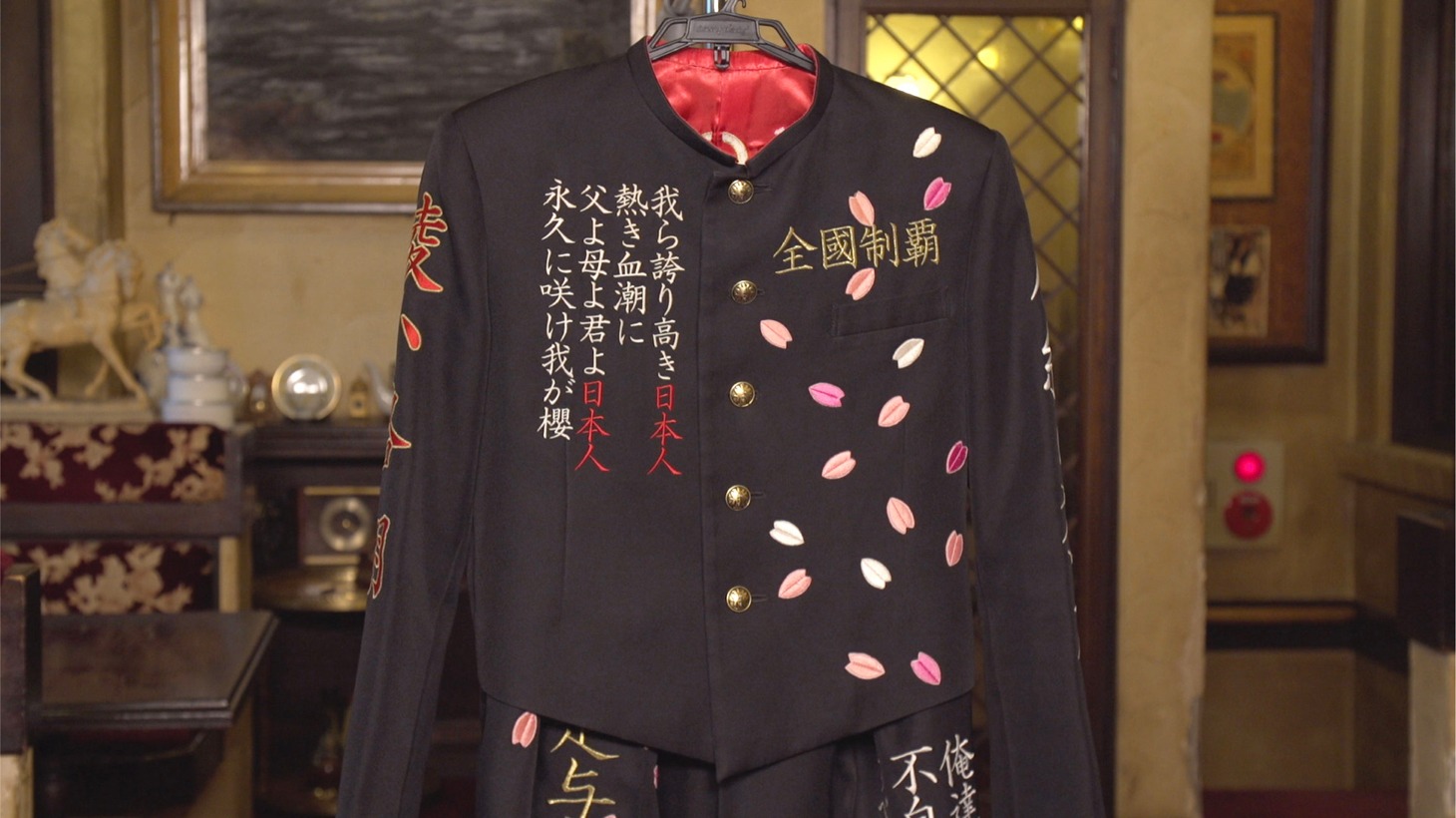 氣志團の衣装。(c)フジテレビ