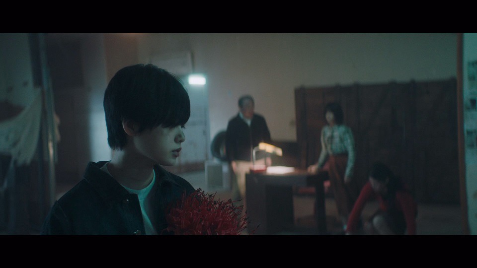 欅坂46「黒い羊」ミュージックビデオのワンシーン。