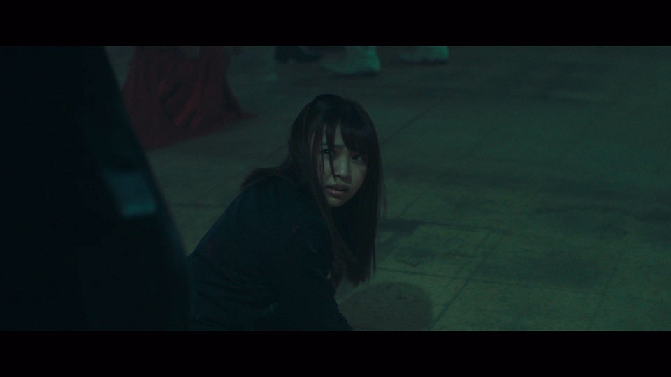 欅坂46「黒い羊」ミュージックビデオのワンシーン。