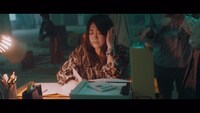 欅坂46「黒い羊」ミュージックビデオのワンシーン。