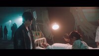 欅坂46「黒い羊」ミュージックビデオのワンシーン。