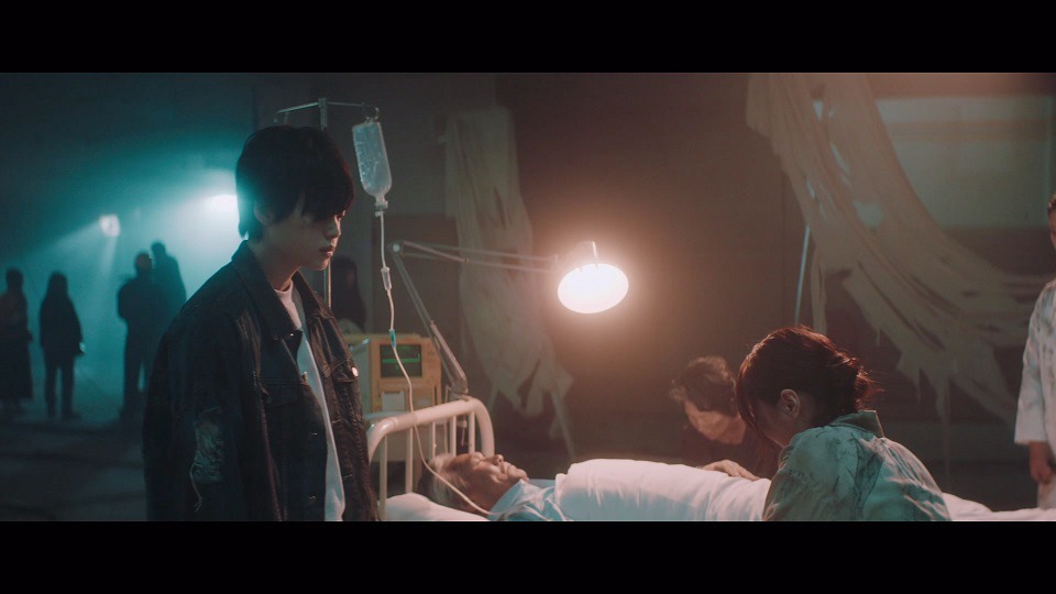 欅坂46「黒い羊」ミュージックビデオのワンシーン。