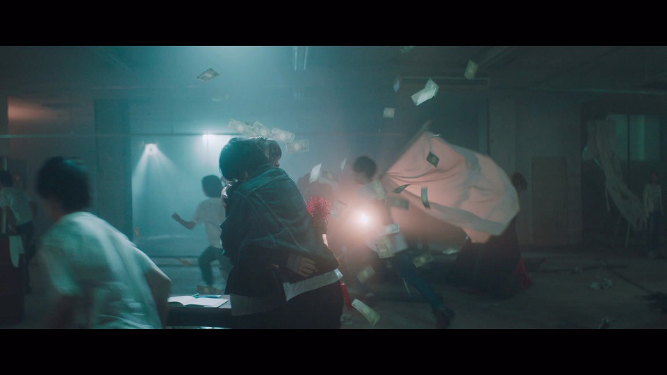 欅坂46「黒い羊」ミュージックビデオのワンシーン。