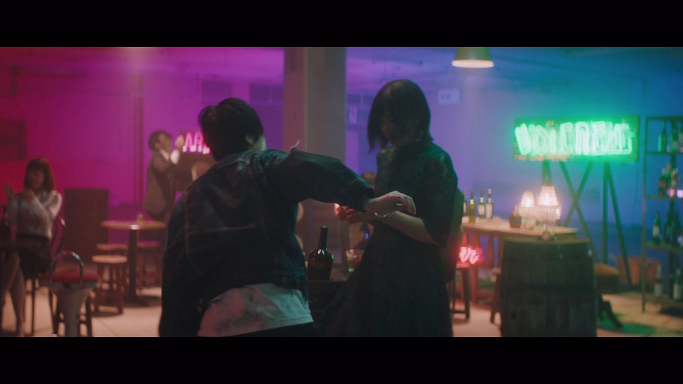 欅坂46「黒い羊」ミュージックビデオのワンシーン。