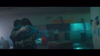 欅坂46「黒い羊」ミュージックビデオのワンシーン。