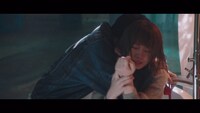 欅坂46「黒い羊」ミュージックビデオのワンシーン。