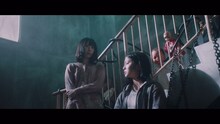 欅坂46「黒い羊」ミュージックビデオのワンシーン。