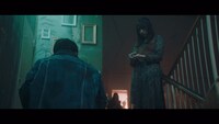 欅坂46「黒い羊」ミュージックビデオのワンシーン。